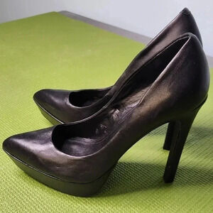 BCBG women's Black leather  pump heels nwot size 8.5